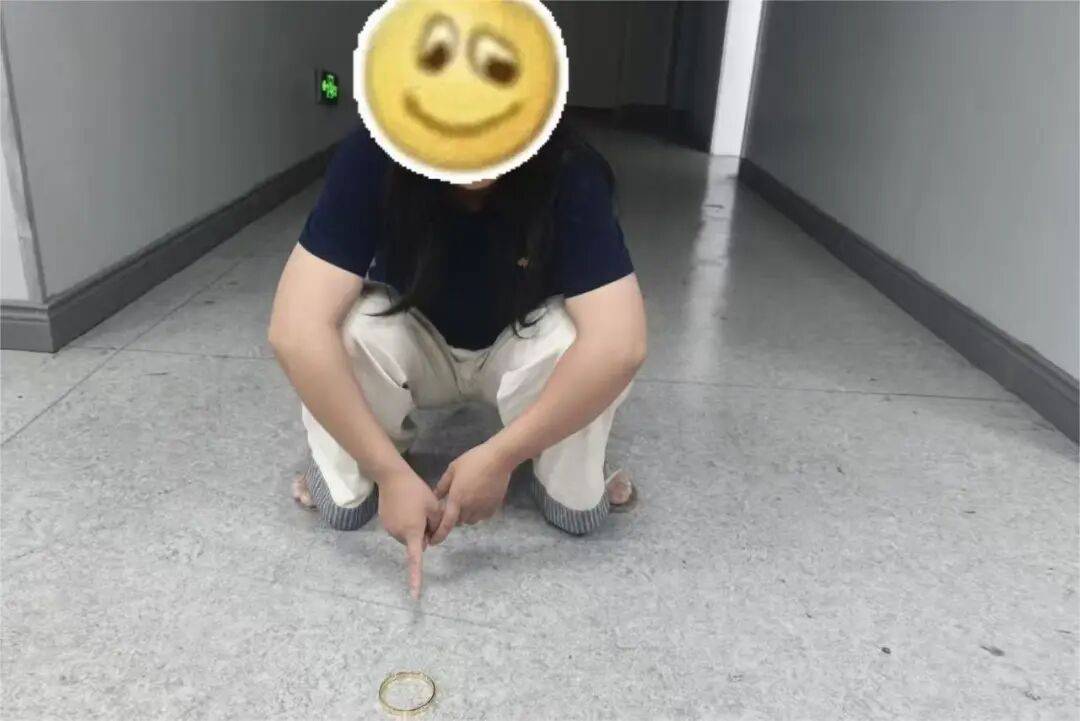 江西一新娘金手镯婚前被堂嫂掉包成铜手镯<strong></p>
<p>注册邀请码</strong>,堂嫂事后还淡定去吃席,目前已被采取刑事强制措施