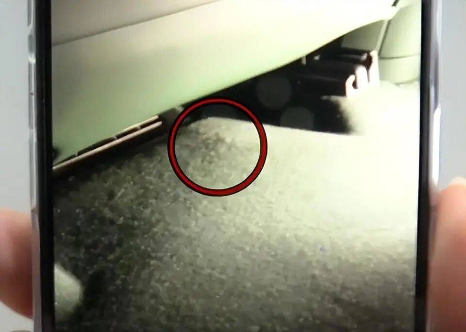 小米新车主驾下方掏出“神秘”多余零件!工作人员一片沉默<strong></p>
<p>东方雨虹股票</strong>,细思极恐