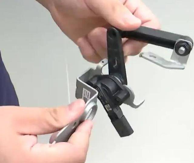 男子花30多万买了辆小米YU7 Pro<strong></p>
<p>东方雨虹股票</strong>,主驾下方出现不知名零件!