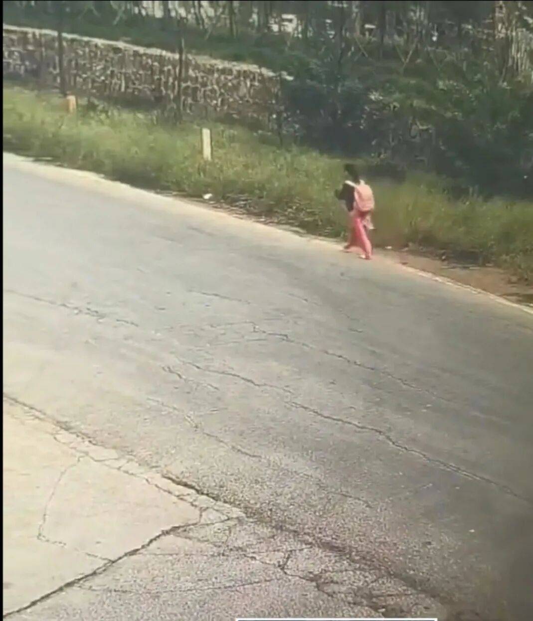 郑州14岁女孩上学途中失联半月<strong></p>
<p>股票在线看盘</strong>,在河边发现书包,家属:河中搜寻未果,警方已介入