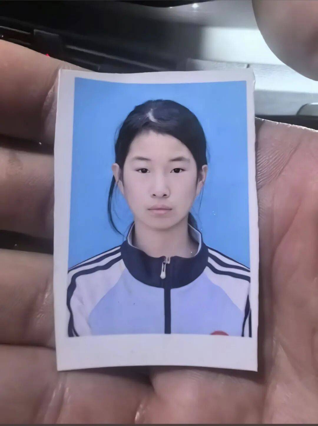 郑州14岁女孩上学途中失联半月<strong></p>
<p>股票在线看盘</strong>,在河边发现书包,家属:河中搜寻未果,警方已介入