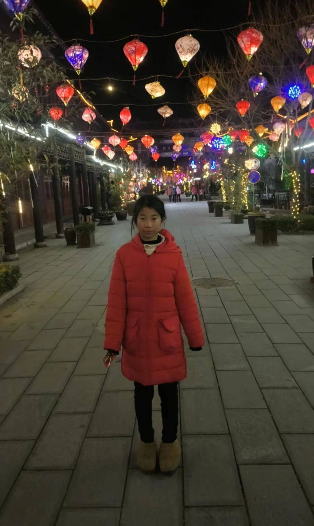 郑州14岁女孩上学途中失联半月<strong></p>
<p>股票在线看盘</strong>,在河边发现书包,家属:河中搜寻未果,警方已介入