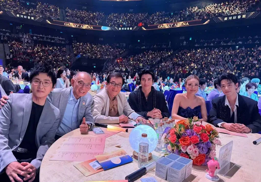 容祖儿回应与成龙误会<strong></p>
<p>股票在线看盘</strong>！称成龙摸其后背争议是捕风捉影：我完全没感觉