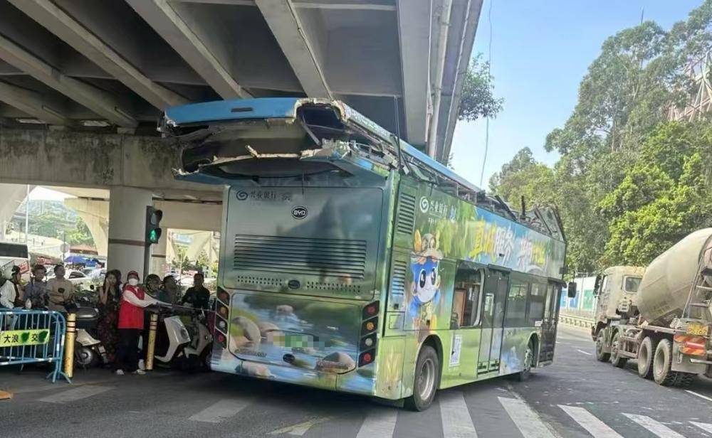 深圳一辆双层巴士高架桥下遭“剃头”<strong></p>
<p>中国中车股票</strong>，玻璃碎片散落一地，多方回应