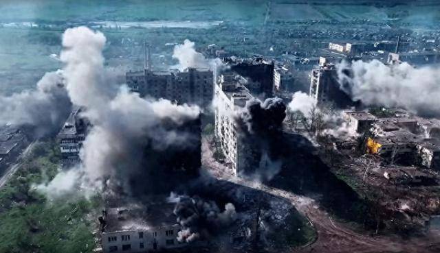 俄军一周2600多次袭击<strong></p>
<p>同仁堂股票</strong>,红军城万名乌军被围,泽连斯基绝望反击