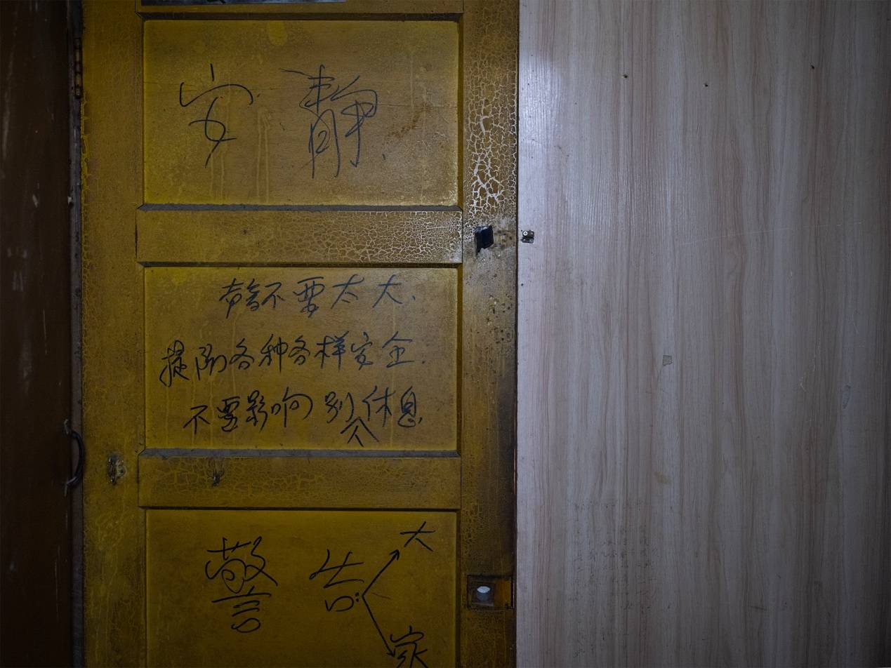 <strong></p>
<p>同仁堂股票</strong>他们挤在8元一晚的旅店 几百人抢一个活