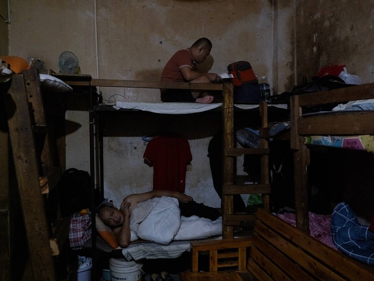 <strong></p>
<p>同仁堂股票</strong>他们挤在8元一晚的旅店 几百人抢一个活