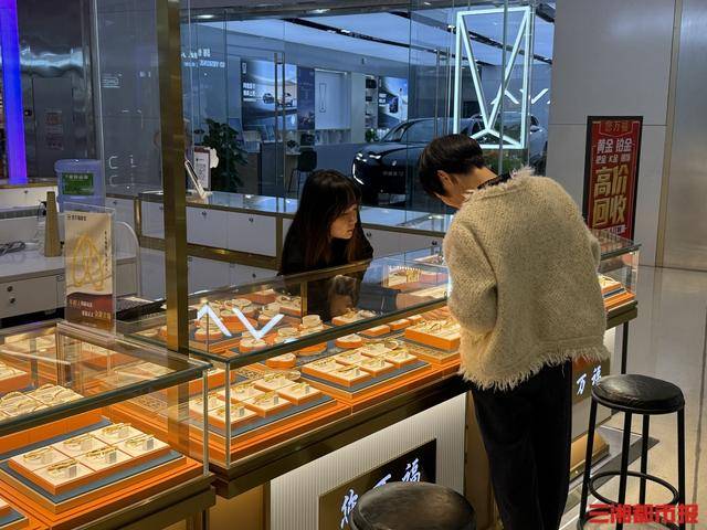 大盘金价跌破900元/克<strong></p>
<p>恒生电子股票</strong>,长沙市场“销售热”与“回收潮”并行