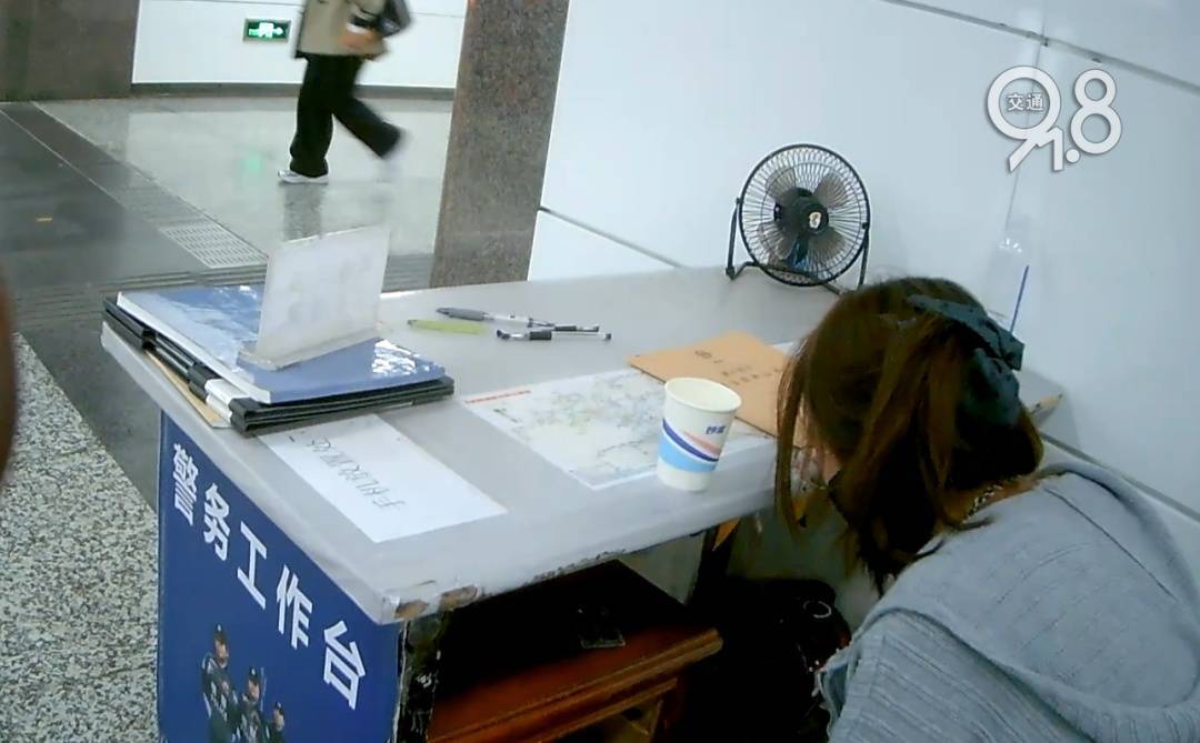 杭州地铁内<strong></p>
<p>指南针股票</strong>,女乘客突然崩溃大哭!紧接着……这一幕被拍下