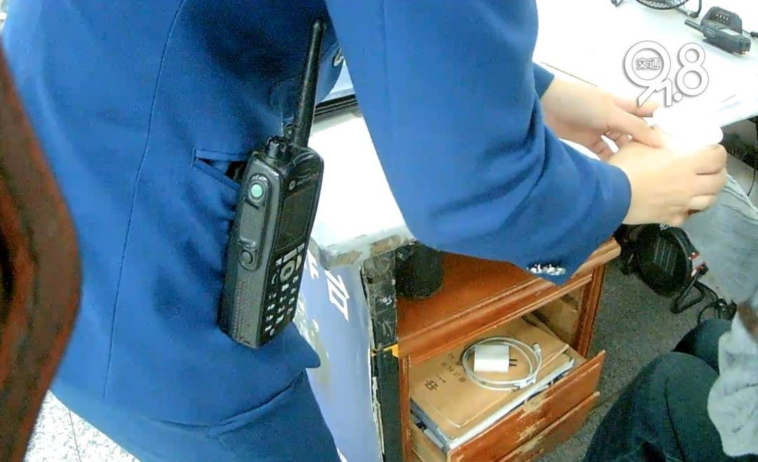 杭州地铁内<strong></p>
<p>指南针股票</strong>,女乘客突然崩溃大哭!紧接着……这一幕被拍下