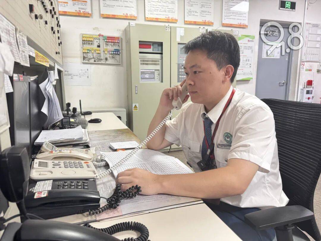 杭州地铁内<strong></p>
<p>指南针股票</strong>,女乘客突然崩溃大哭!紧接着……这一幕被拍下