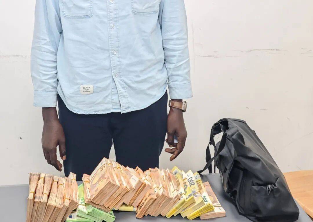 成捆的欧元现金就放在背包里装着<strong></p>
<p>赣锋锂业股票</strong>,折合人民币超186万元,旅客入境时被广州海关查获