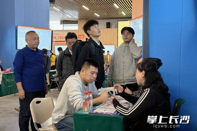 700余名退役军人及军属长沙求职<strong></p>
<p>吉视传媒股票</strong>,165人达成意向