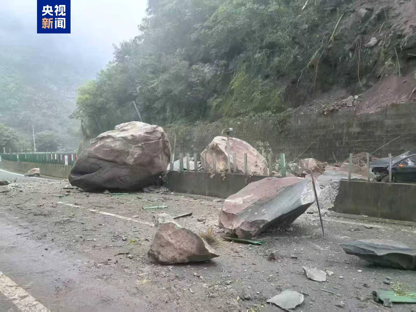 G85银昆高速云南昭通段发生山体落石 昆明至重庆方向交通中断