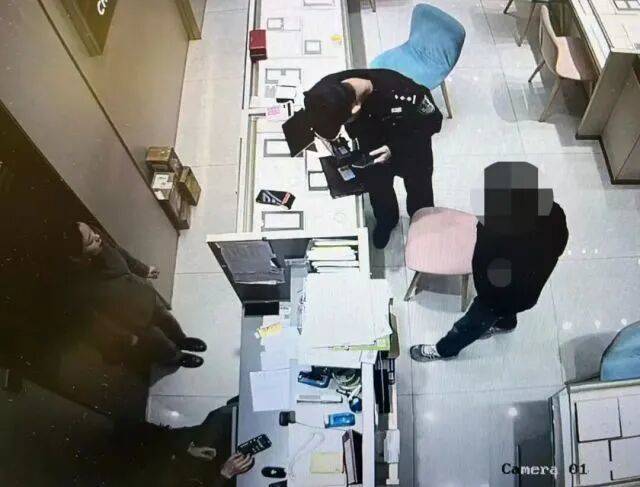 股市套现170万元后<strong></p>
<p>小商品城股票</strong>,杭州男子豪购300克金条!老板当场报警……