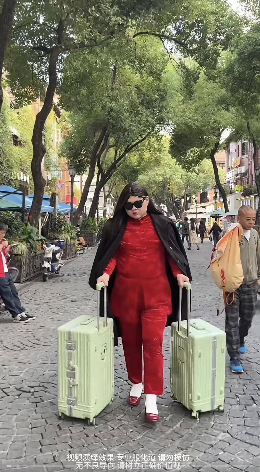 李湘气得翻出了瘦瘦的照片……她年轻时确实是仙女啊<strong></p>
<p>小商品城股票</strong>!