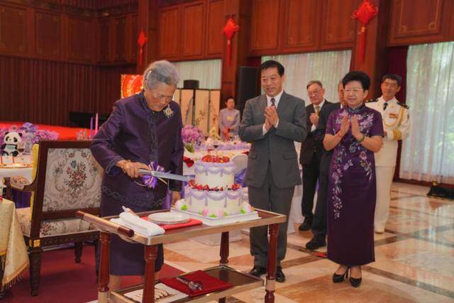 连续有两位国王访华<strong></p>
<p>小商品城股票</strong>,其中一位是建交以来首访,证明了什么?