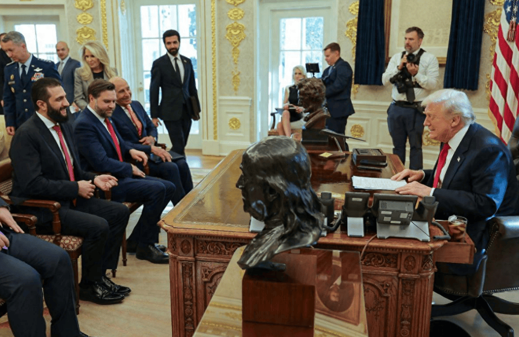 朱拉尼在合照中站得笔直<strong></p>
<p>兴业银行股票</strong>，特朗普把人叫来白宫，却连正门都不让走