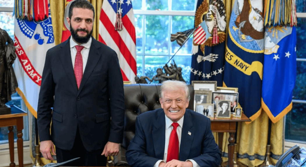 朱拉尼在合照中站得笔直<strong></p>
<p>兴业银行股票</strong>，特朗普把人叫来白宫，却连正门都不让走