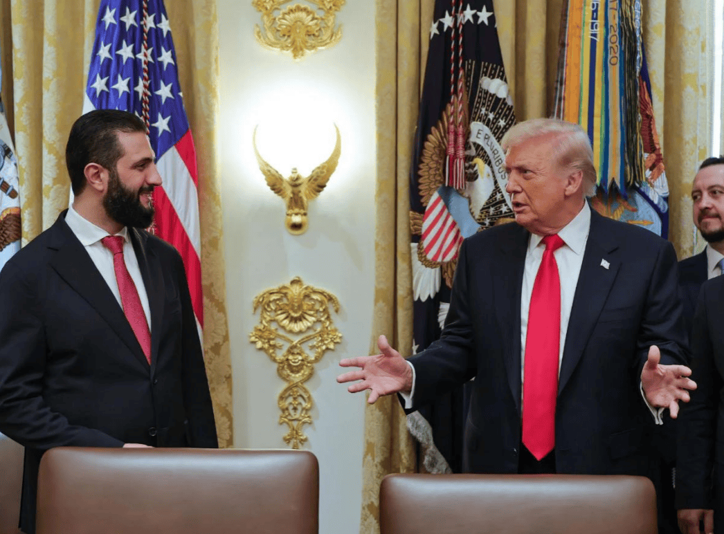 朱拉尼在合照中站得笔直<strong></p>
<p>兴业银行股票</strong>，特朗普把人叫来白宫，却连正门都不让走