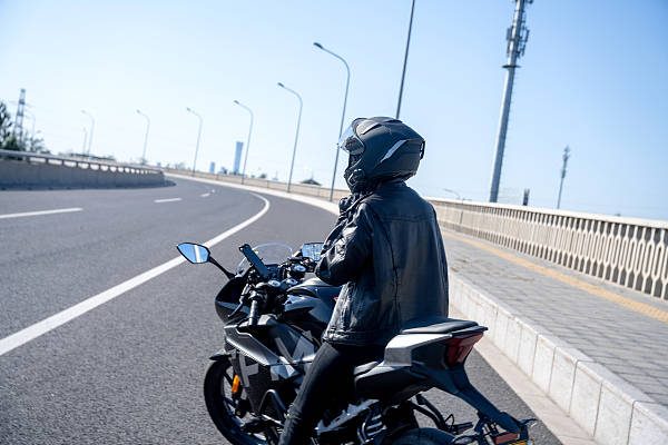 女骑警表演失误撞人后先看车<strong></p>
<p>兴业银行股票</strong>，不是小问题