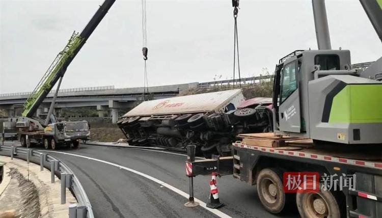 “扶正一下”收两万<strong></p>
<p>高新兴股票</strong>?天价救援费岂能强买强卖