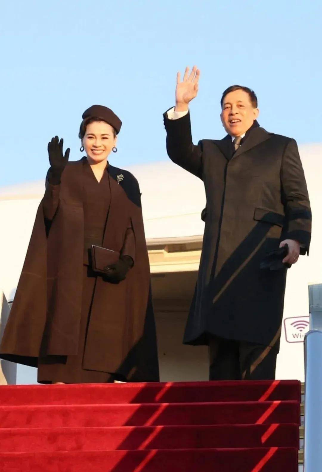 泰国王后访华“穿搭九宫格”出圈<strong></p>
<p>高新兴股票</strong>,隆重珠宝展现用心诚意