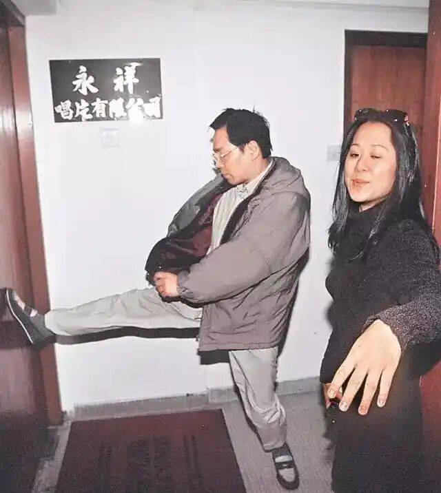 考古|港圈富二代曝被百名女星投怀送抱？交往3个女友雨露均沾<strong></p>
<p>格林美股票</strong>，他是现代韦小宝