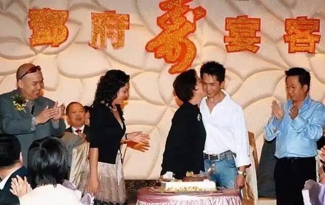 考古|港圈富二代曝被百名女星投怀送抱？交往3个女友雨露均沾<strong></p>
<p>格林美股票</strong>，他是现代韦小宝