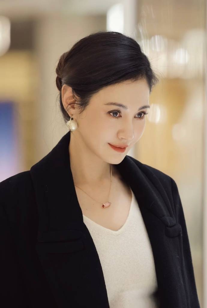 考古|杨雪女儿为妈妈拍站姐图<strong></p>
<p>同花顺炒股票</strong>，颜值重现“江玉燕”，最美反派还是个宝藏女神！
