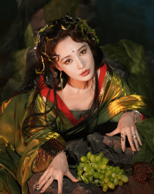 考古|杨雪女儿为妈妈拍站姐图<strong></p>
<p>同花顺炒股票</strong>，颜值重现“江玉燕”，最美反派还是个宝藏女神！