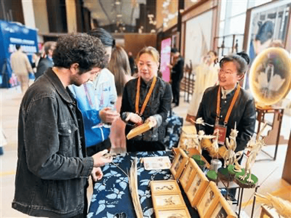 马克龙一路追着它俩<strong></p>
<p>铜陵有色股票</strong>,抢先一步要访华!