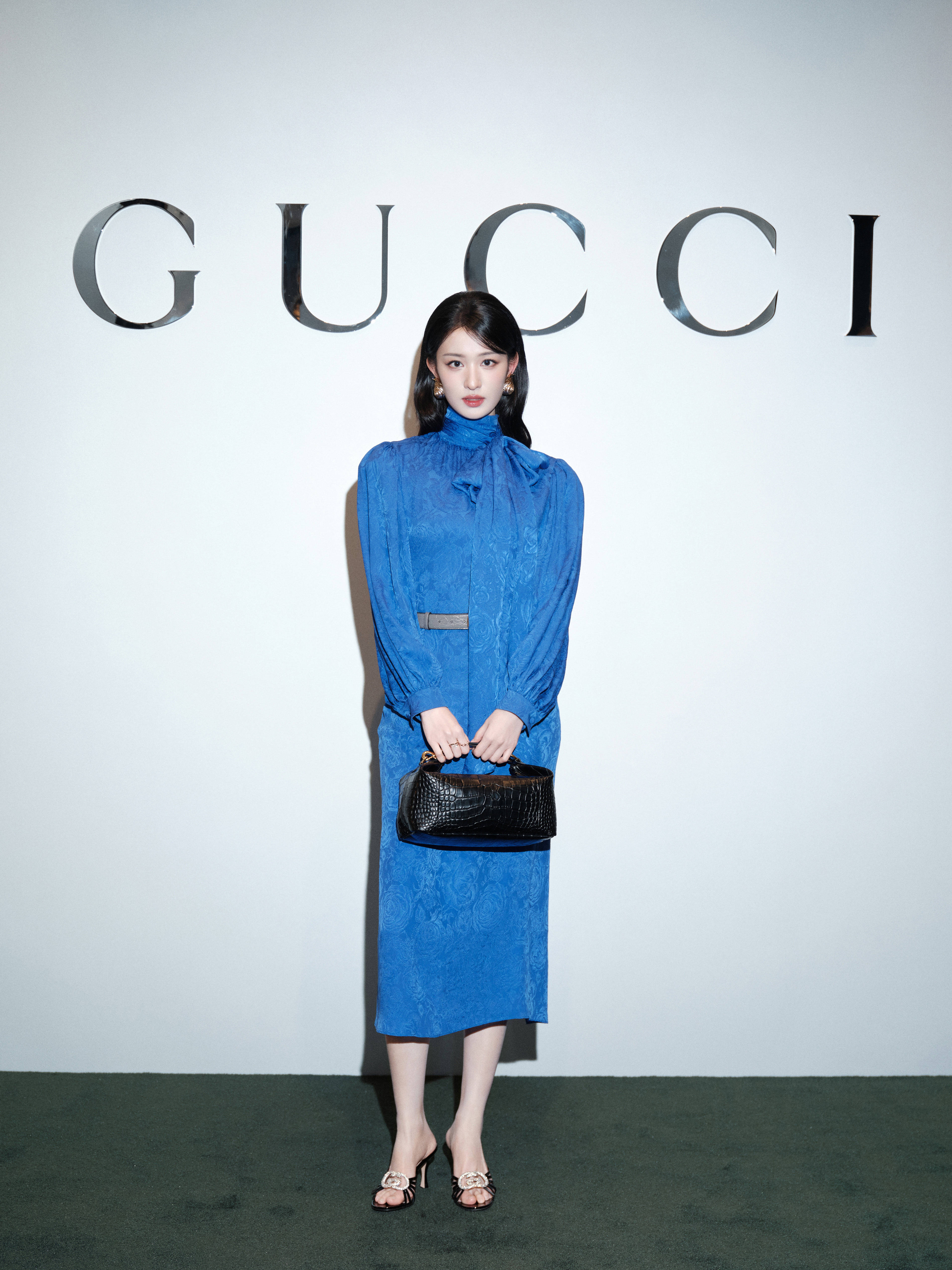 王楚然一席蓝色复古裙惊艳成都<strong></p>
<p>铜陵有色股票</strong>,欧阳娜娜一身LV看展愈加熟女风!