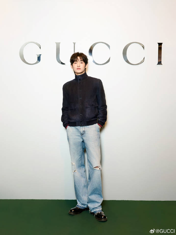 王楚然一席蓝色复古裙惊艳成都<strong></p>
<p>铜陵有色股票</strong>,欧阳娜娜一身LV看展愈加熟女风!