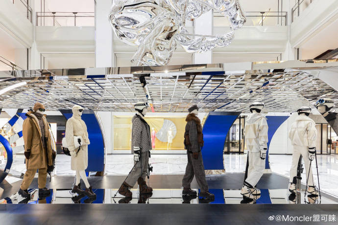 王楚然一席蓝色复古裙惊艳成都<strong></p>
<p>铜陵有色股票</strong>,欧阳娜娜一身LV看展愈加熟女风!