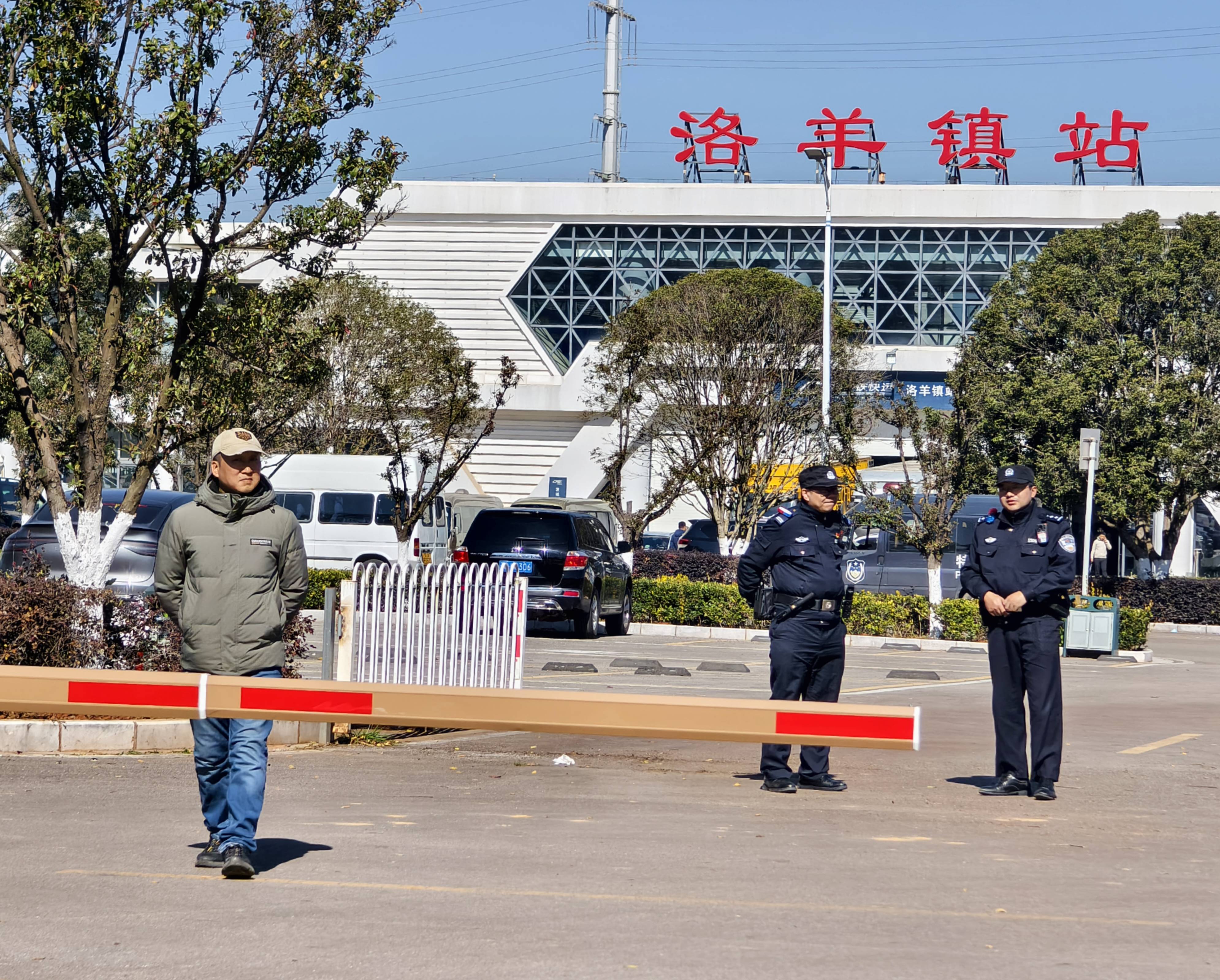 昆明发生试验列车撞施工作业人员事故<strong></p>
<p>铜陵有色股票</strong>,开屏新闻记者探访现场