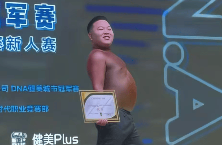 175斤“小胖子”再战健美比赛获网友力挺<strong></p>
<p>交通银行股票</strong>,拿下线上人气冠军,本人回应:将认真减重,以更专业的状态上赛场