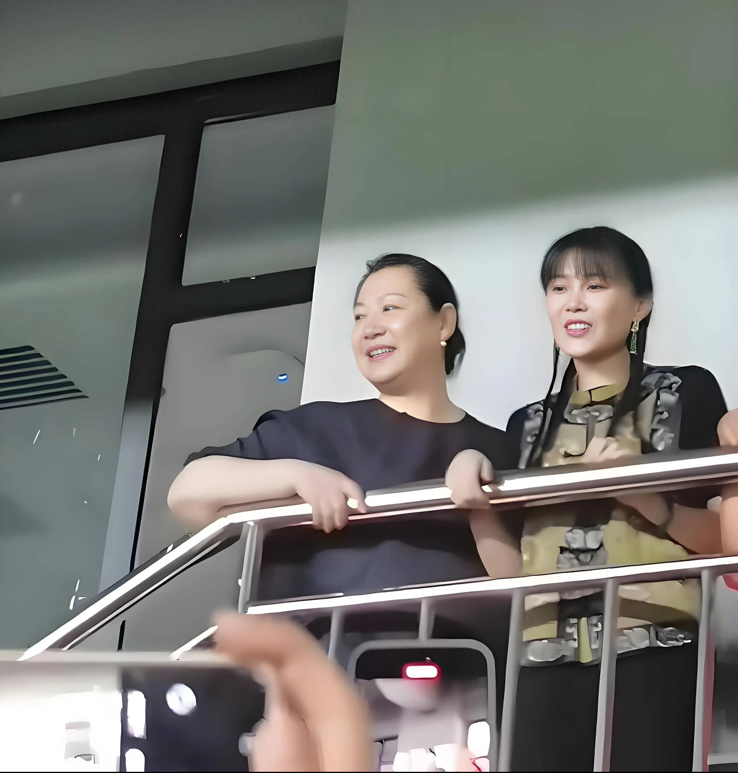 考古 | 赵本山妻子罕见公开现身<strong></p>
<p>舍得股票</strong>,气质优雅五官美艳,俩人爱情太感人!