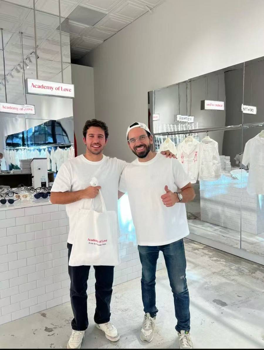 法国人在上海开店<strong></p>
<p>两面针股票</strong>,只卖白色衣服竟然火了丨上海滩上洋掌柜