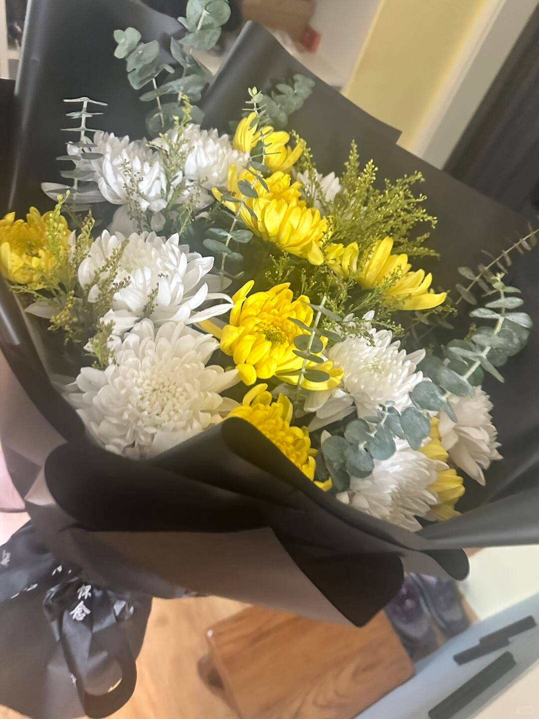 上海高中生买99朵康乃馨为母亲庆生<strong></p>
<p>上海电气股票股吧</strong>,却收到菊花写着“缅怀逝者”,店家:骑手送错了