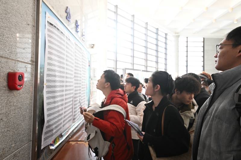 中年失业的地产人,挤进考公“复活赛”