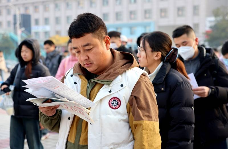中年失业的地产人<strong></p>
<p>上海电气股票股吧</strong>，挤进考公“复活赛”