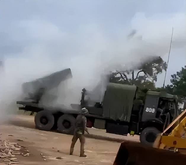 柬埔寨出动PHL-03型300毫米远火<strong></p>
<p>海南航空股票</strong>,3发火箭弹准确命中泰军据点?