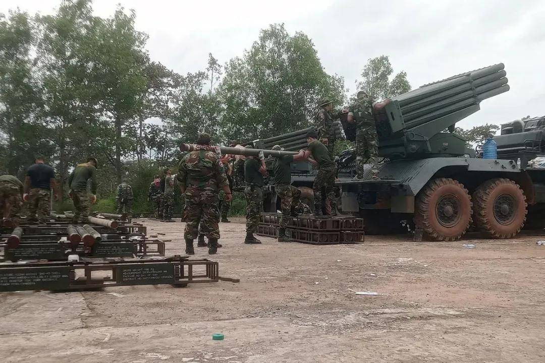 柬埔寨出动PHL-03型300毫米远火<strong></p>
<p>海南航空股票</strong>,3发火箭弹准确命中泰军据点?