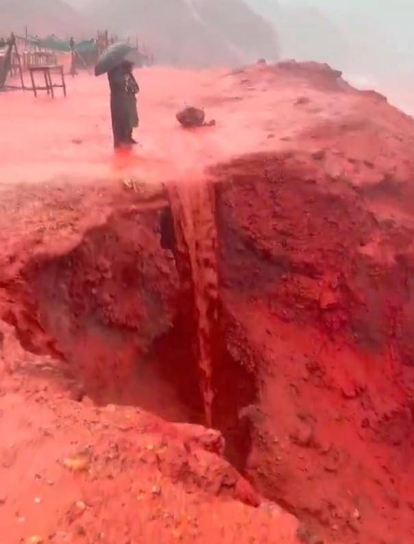 罕见！伊朗霍尔木兹岛遭遇强降雨<strong></p>
<p>四川九洲股票</strong>，部分海域变成“血色海洋”