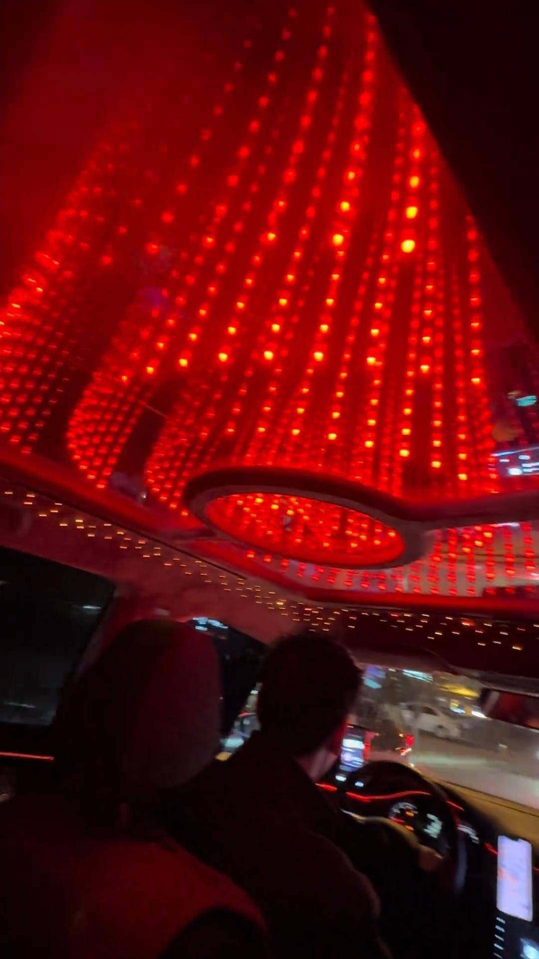 长春一女子打车遇“最炫出租车”<strong></p>
<p>中国卫通股票</strong>，车顶被改装为绚丽星空顶，网友：打车竟然打到了移动KTV