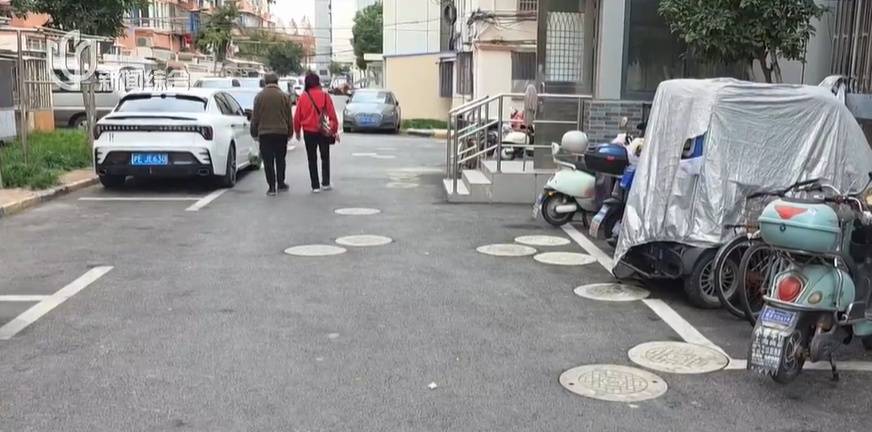 太夸张！上海人比比谁家楼下井盖多！有人家门口100个<strong></p>
<p>芯片股票</strong>，“走路难！到处都像贴膏药”...