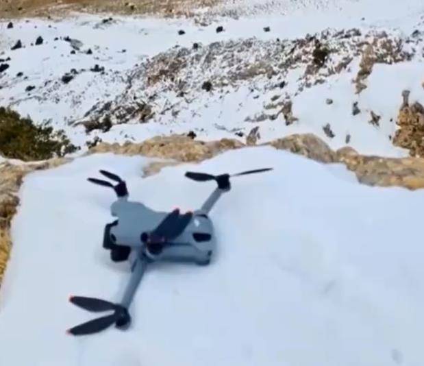 土耳其老鹰空中抓走无人机<strong></p>
<p>芯片股票</strong>，带上山顶“玩自拍”