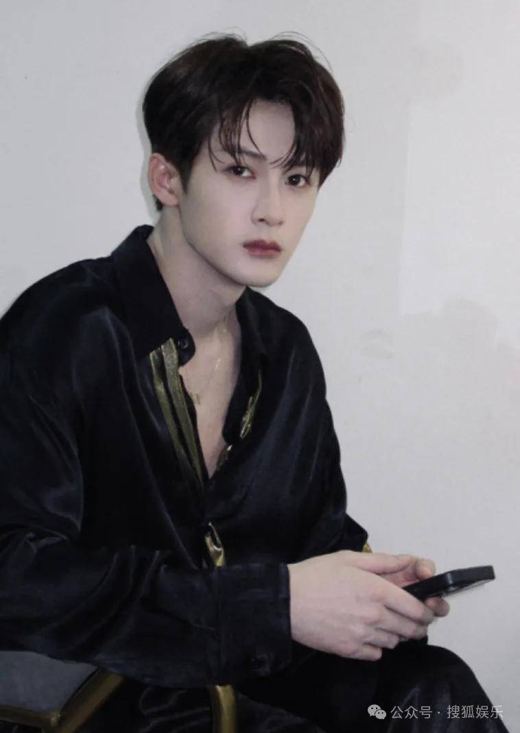 刚开年又曝一对相差15岁的恋情？他这一周两段绯闻真是连环暴击啊<strong></p>
<p>有研新材股票</strong>！