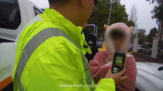“我发誓,我没喝!”浙江一女子早晨开车送孩子上学途中发生事故,交警闻到酒味,面对询问坚称大早上没喝酒,检测结果竟是醉驾